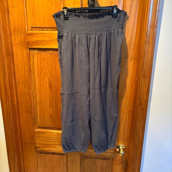 Hatch Gauzy Gaucho Smocked Cropped Pants in Gray Size 4 (XL) - Picture 2 of 6